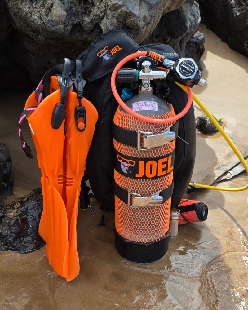 Rinn Stitches Elite Icon Kit for divers, all the tags you need including BCD Tag, Regulator Tag, Mask Strap Cover, Bag Tag, and Tank Band. This photo features the Cool Hammerhead design and the name J